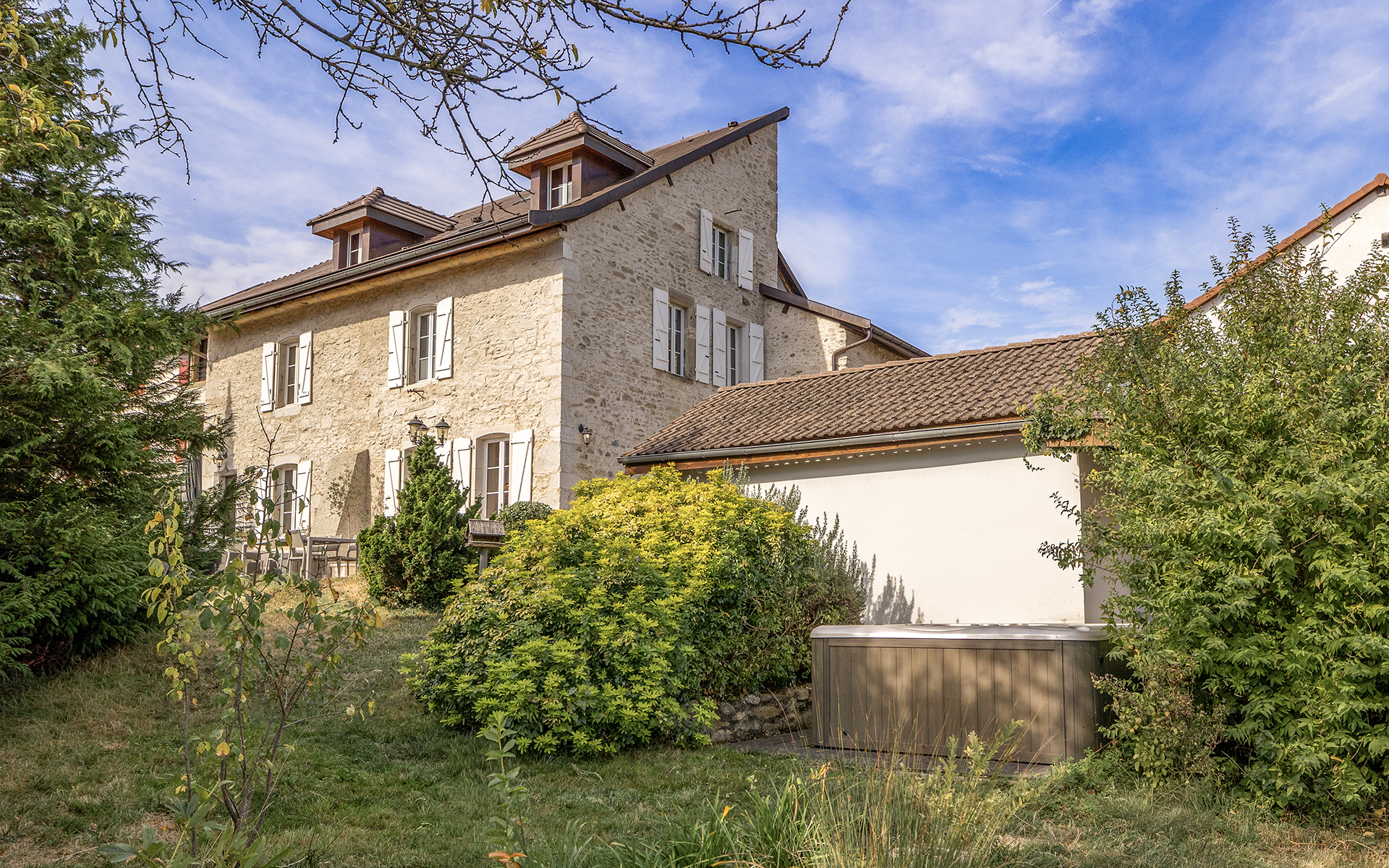 Façade lumineuse d'une demeure historique proche de Genève à vendre - Arrière-Cour, agence immobilière spécialisée dans le Rhône-Alpes