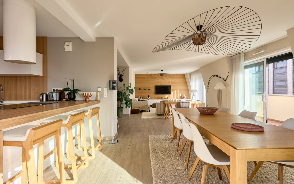 Pièce de vie de l'appartement rooftop en duplex à Belfort à vendre - Arrière-Cour, agence immobilière spécialisée dans le Territoire de Belfort