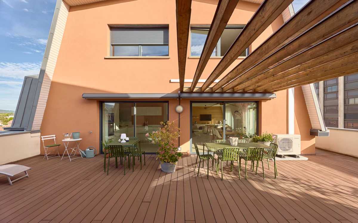 Terrasse panoramique de l'appartement rooftop en duplex à Belfort à vendre - Arrière-Cour, agence immobilière spécialisée dans le Territoire de Belfort