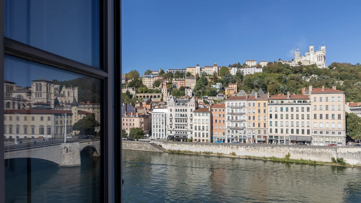 Un appartement de caractère à Lyon face à Fourvière à vendre - Arrière-Cour, agence immobilière spécialisée dans le Rhône-Alpes