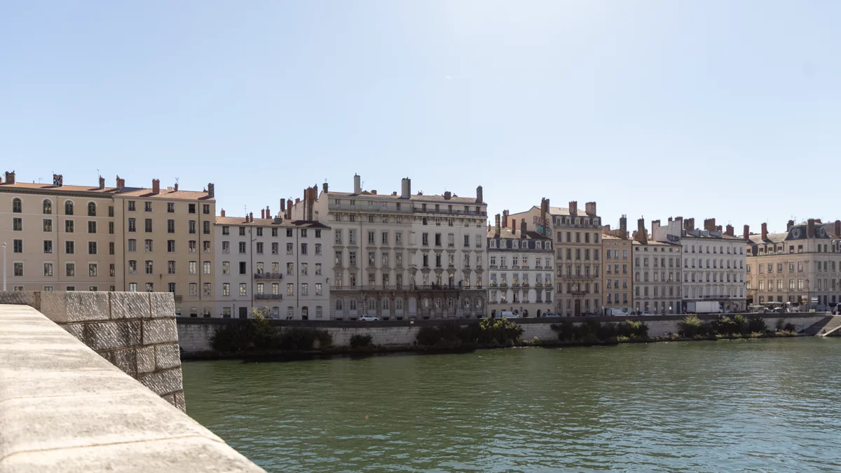 Vue sur les quais d'un appartement de caractère à Lyon face à Fourvière à vendre - Arrière-Cour, agence immobilière spécialisée dans le Rhône-Alpes
