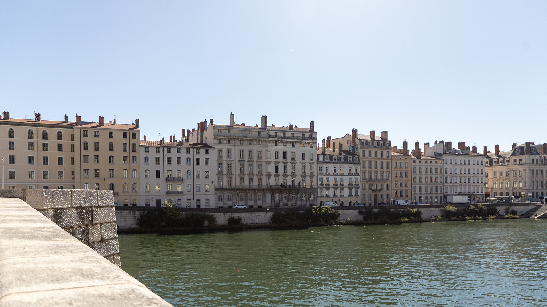 Vue sur les quais d'un appartement de caractère à Lyon face à Fourvière à vendre - Arrière-Cour, agence immobilière spécialisée dans le Rhône-Alpes